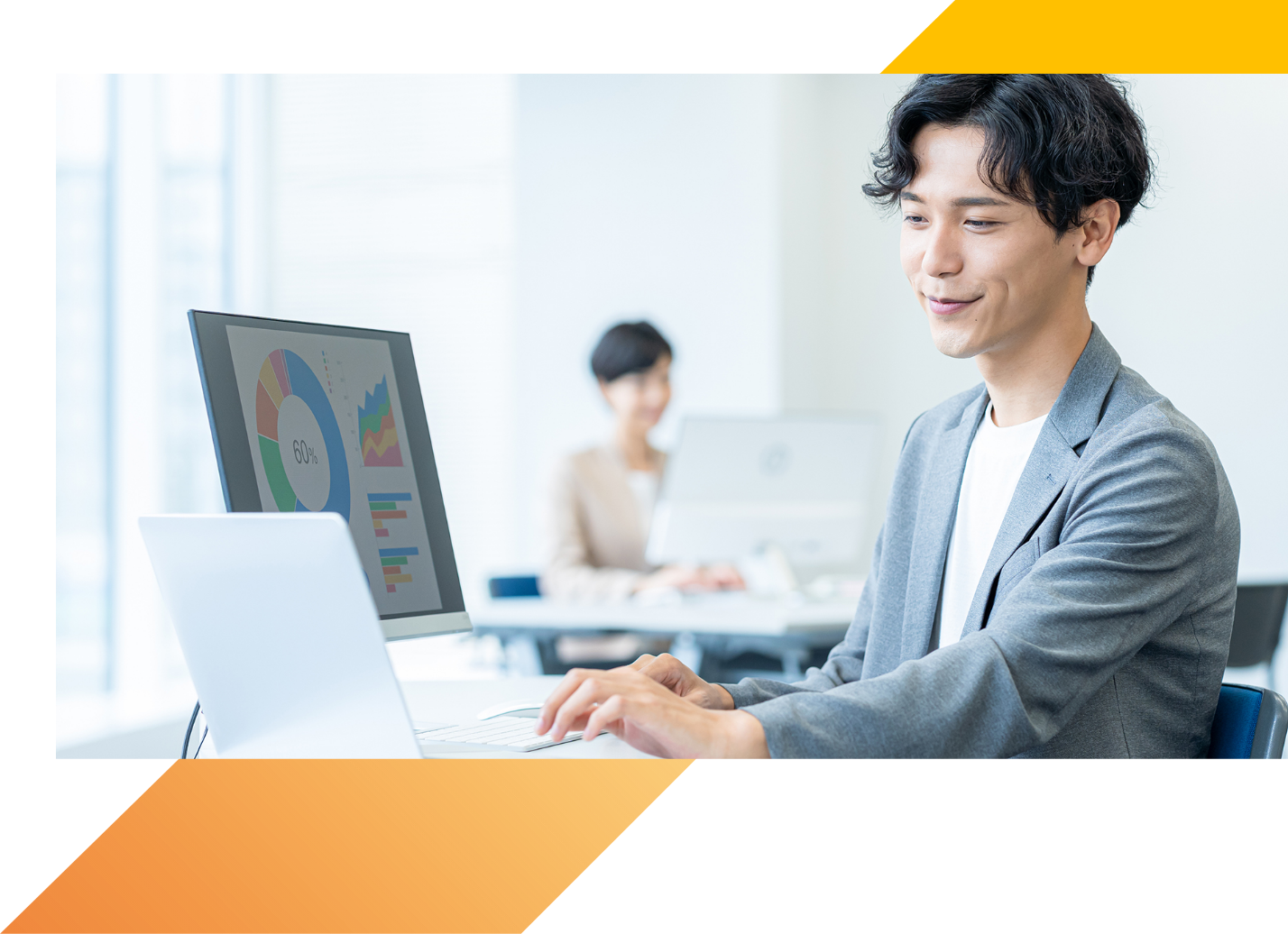 営業業務支援を行う男性