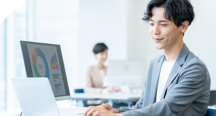 営業業務支援を行う男性