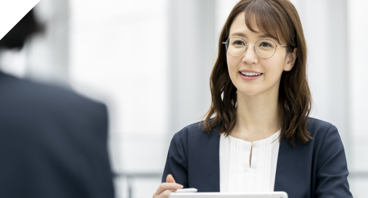 人事業務支援を行う女性