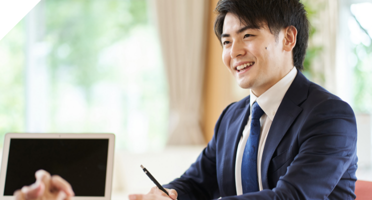 補助金業務支援を行う女性