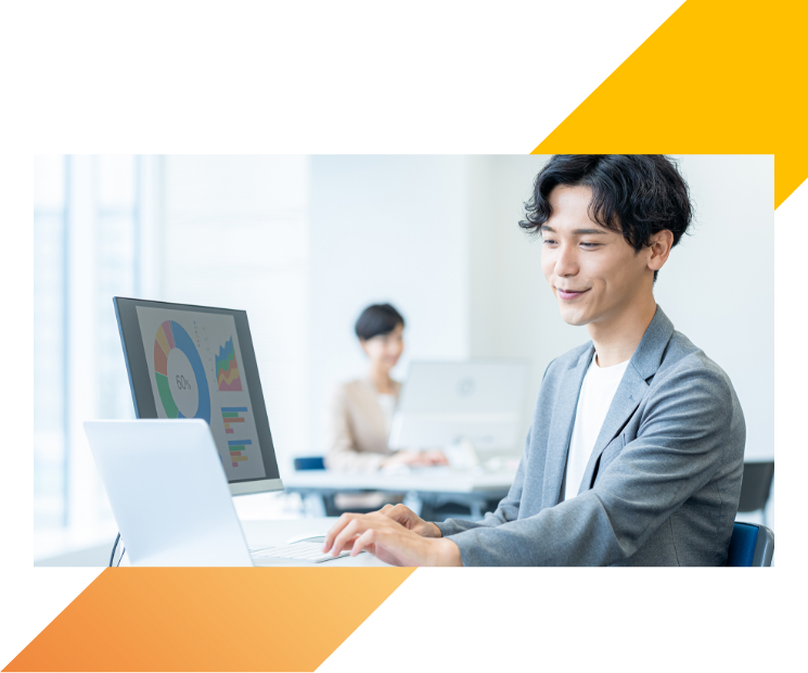 営業業務支援を行う男性