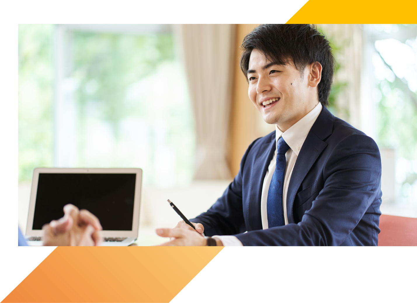営業業務支援を行う男性