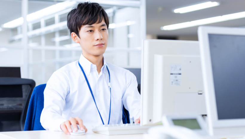 経費精算・年次決算代行業務を行う男性